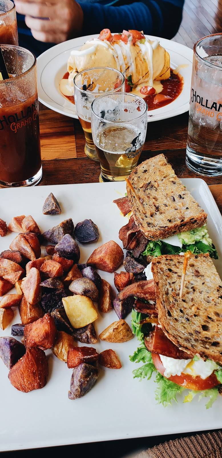 Café Hollander - Brookfield | restaurant | 20150 Union St, Brookfield, WI 53045, USA | 2627854490 OR +1 262-785-4490