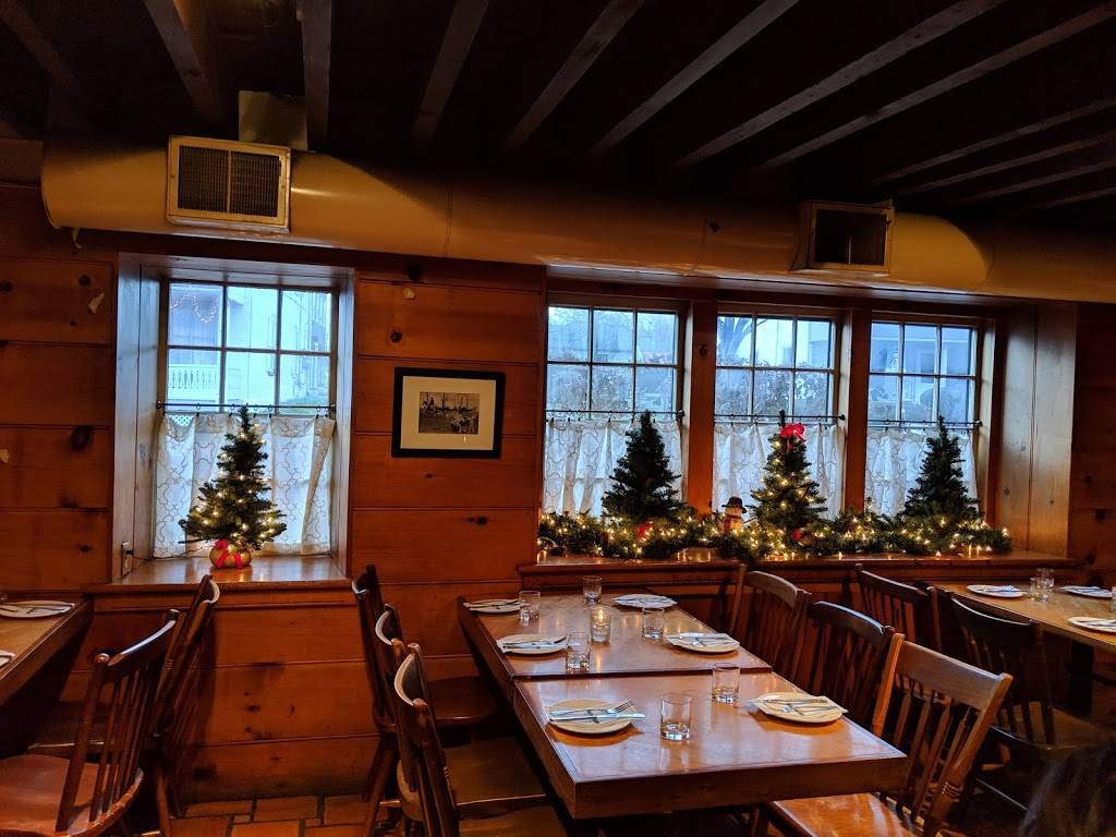 Four Dogs Tavern | restaurant | 1300 W Strasburg Rd, West Chester, PA 19382, USA | 6106924367 OR +1 610-692-4367