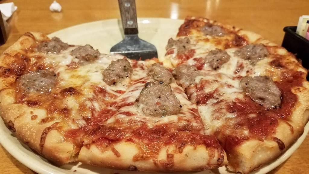 Santos Pizza & Pasta | restaurant | 7565 Pearl Rd, Cleveland, OH 44130, USA | 4402346480 OR +1 440-234-6480