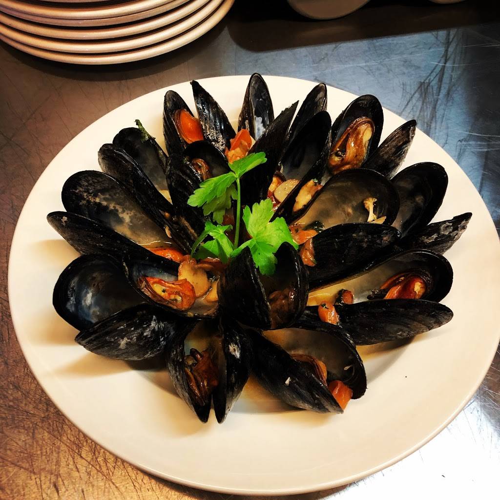 Four seasons trattoria Hyannis | restaurant | 350 Stevens St, Hyannis, MA 02601, USA | 5087718888 OR +1 508-771-8888