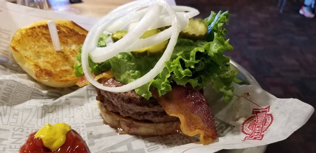 Fuddruckers | restaurant | 10752 Sunset Hills Plaza, St. Louis, MO 63127, USA | 3149663833 OR +1 314-966-3833