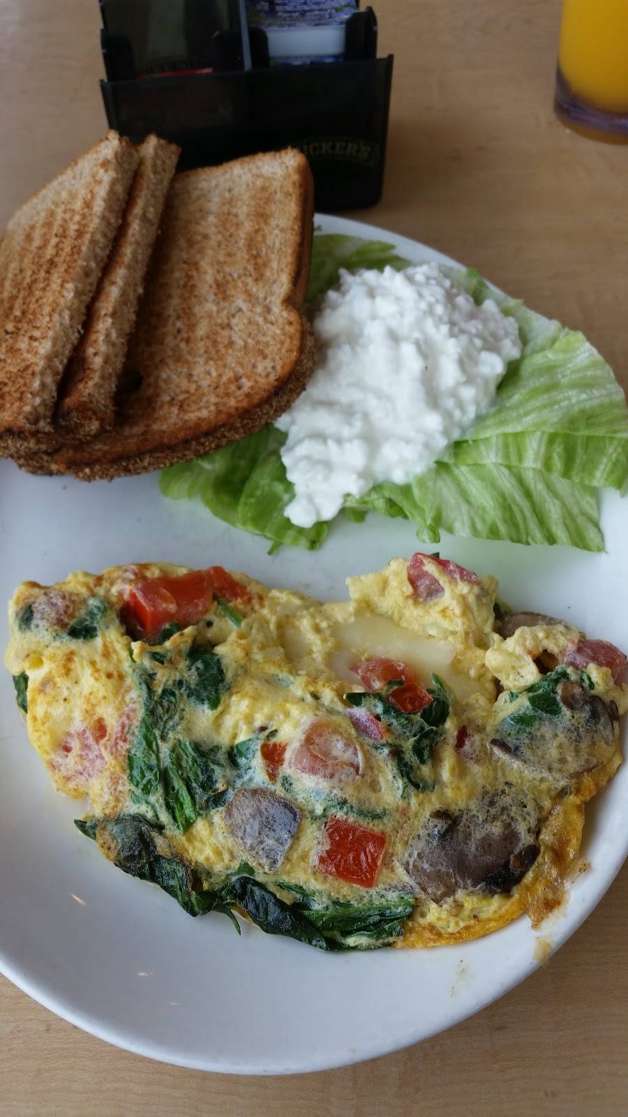 Cocos Bakery Restaurant | restaurant | 605 W Vista Way, Vista, CA 92083, USA | 7607589340 OR +1 760-758-9340