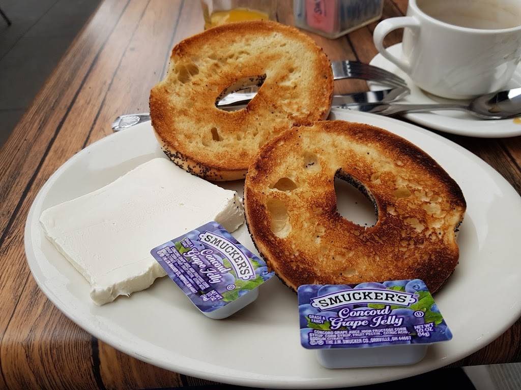 Gracie Mews Diner | meal takeaway | 1550 1st Avenue, New York, NY 10028, USA | 2128612290 OR +1 212-861-2290