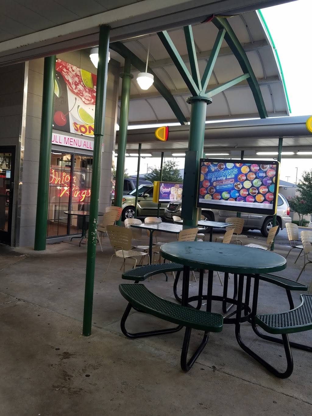 Sonic Drive-In | restaurant | 2516 Fort Worth Ave, Dallas, TX 75211, USA | 2149462080 OR +1 214-946-2080