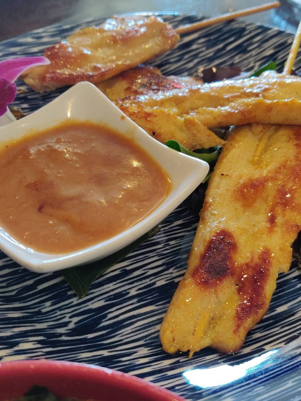 Hot Basil Thai Cafe | restaurant | 565 New Park Ave, West Hartford, CT 06110, USA | 8605239554 OR +1 860-523-9554