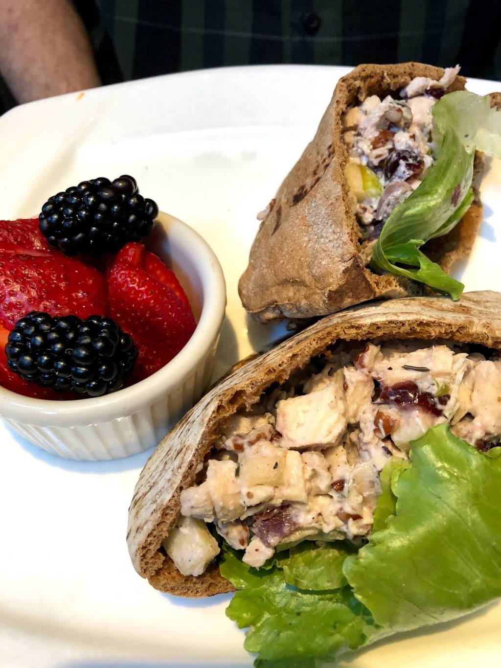 Salt Creek Grille Valencia | restaurant | 24415 Town Center Dr #115, Valencia, CA 91355, USA | 6612229999 OR +1 661-222-9999