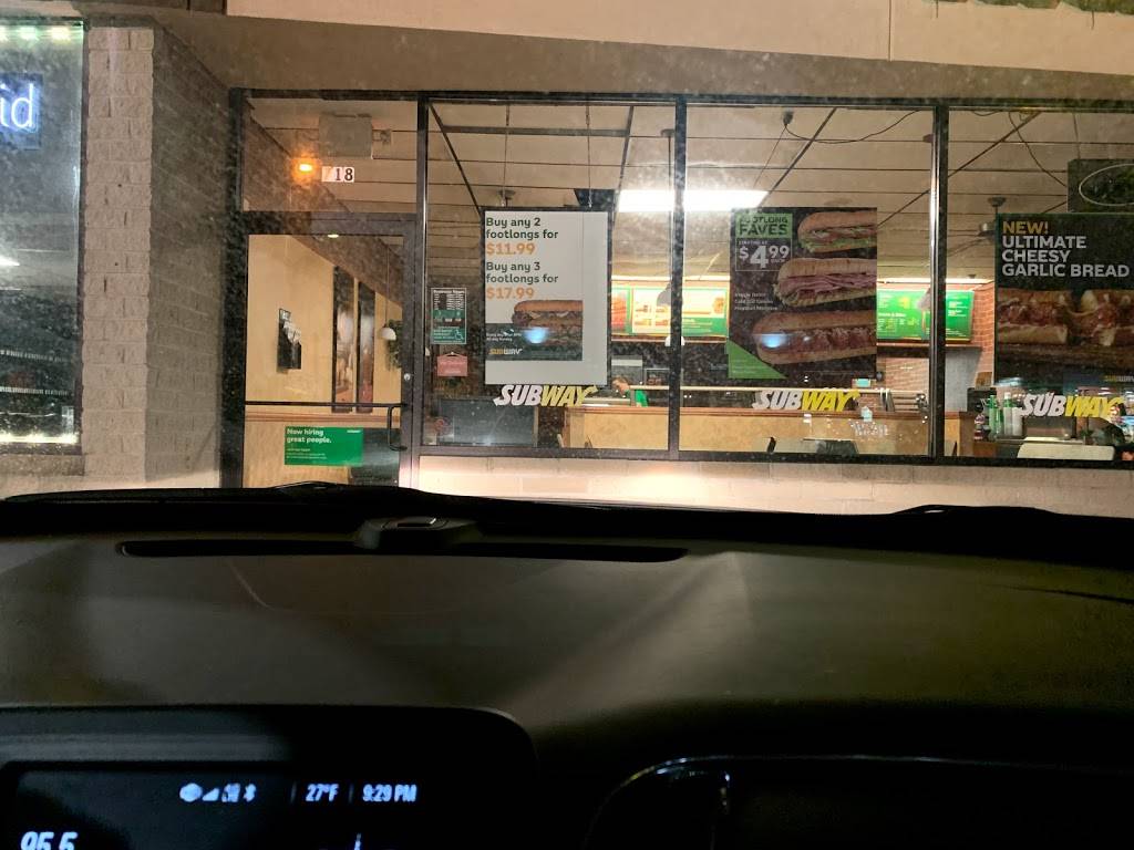 Subway | restaurant | 718 E 14 Mile Rd, Royal Oak, MI 48073, USA | 2485891052 OR +1 248-589-1052