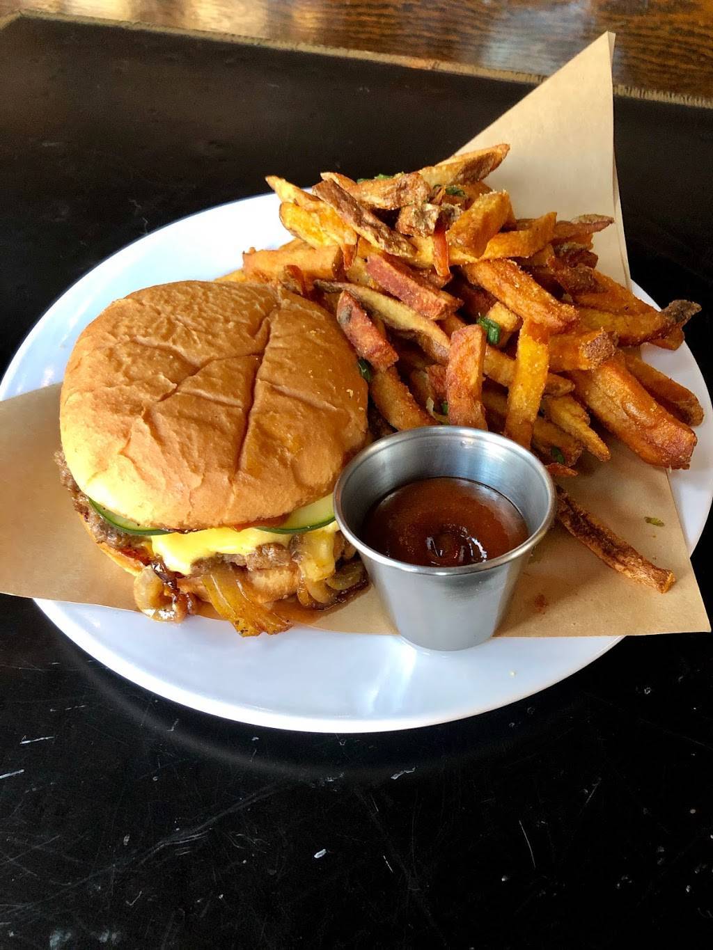 Pints & Union | restaurant | 114 E Market St, New Albany, IN 47150, USA | 8129134647 OR +1 812-913-4647