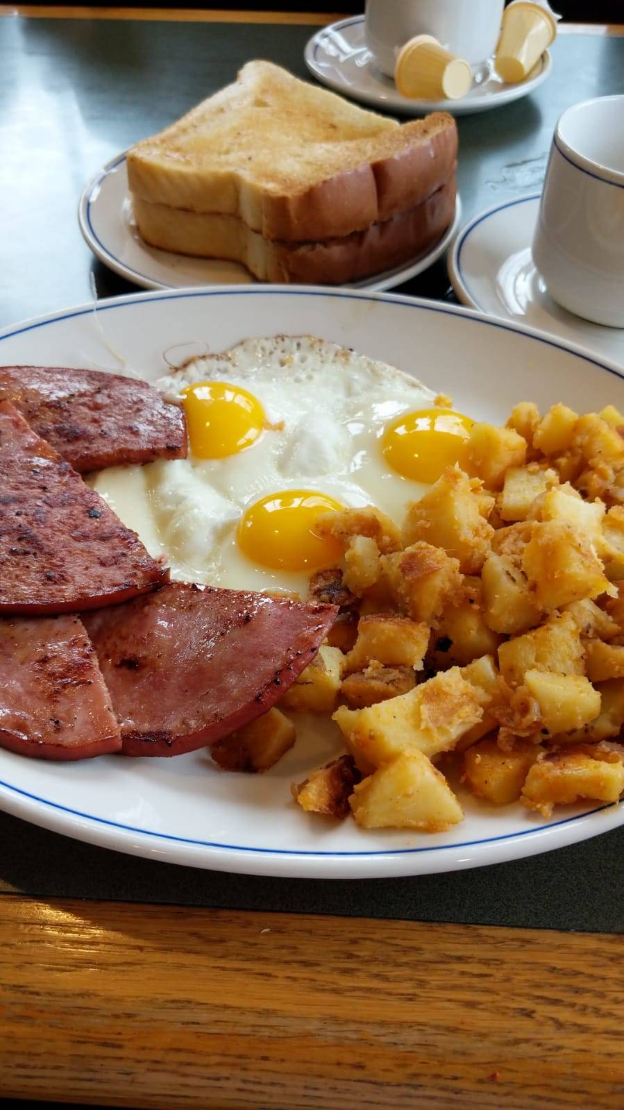 Canadiana Dining Lounge | restaurant | 2454 Lake Shore Blvd W, Etobicoke, ON M8V 1C9, Canada | 4162515442 OR +1 416-251-5442