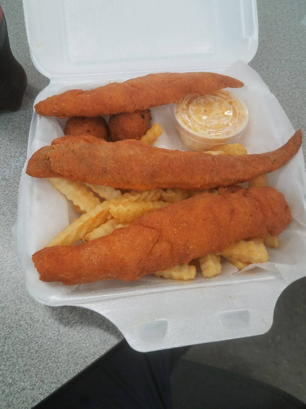 M & R Seafood Market & Takeout | restaurant | 808 W Constance Rd, Suffolk, VA 23434, USA | 7579250067 OR +1 757-925-0067