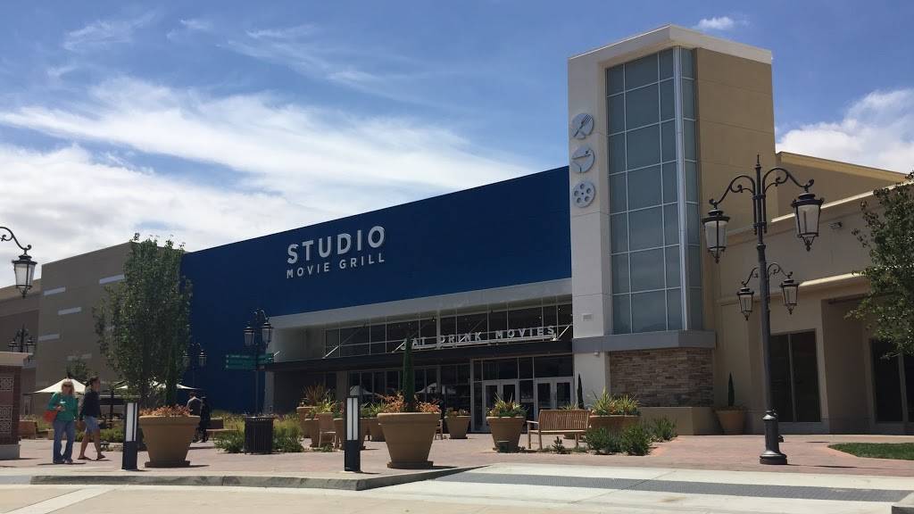 Studio Movie Grill | night club | 1555 Simi Town Center Way, Simi Valley, CA 93065, USA | 8054227100 OR +1 805-422-7100