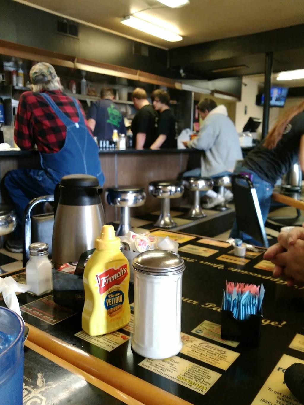 Slingers | restaurant | 1059 Gravois Rd, Fenton, MO 63026, USA | 6363431916 OR +1 636-343-1916