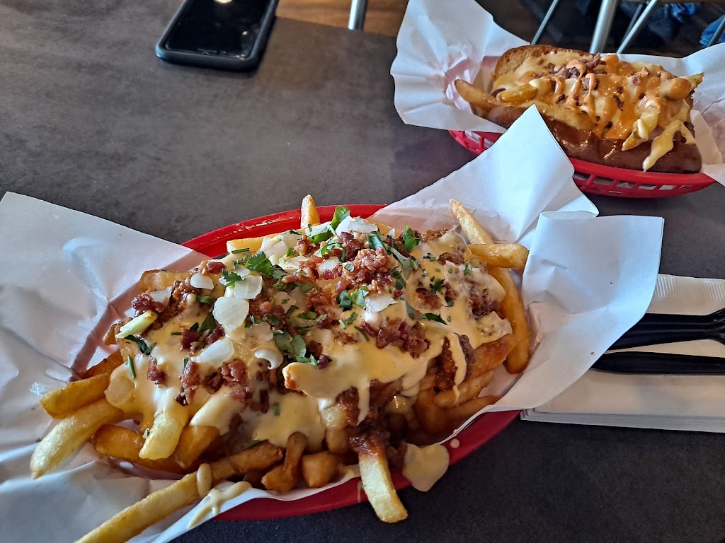 Dirt Dog Long Beach | restaurant | 1950 Ximeno Ave, Long Beach, CA 90815, USA | 5624983900 OR +1 562-498-3900