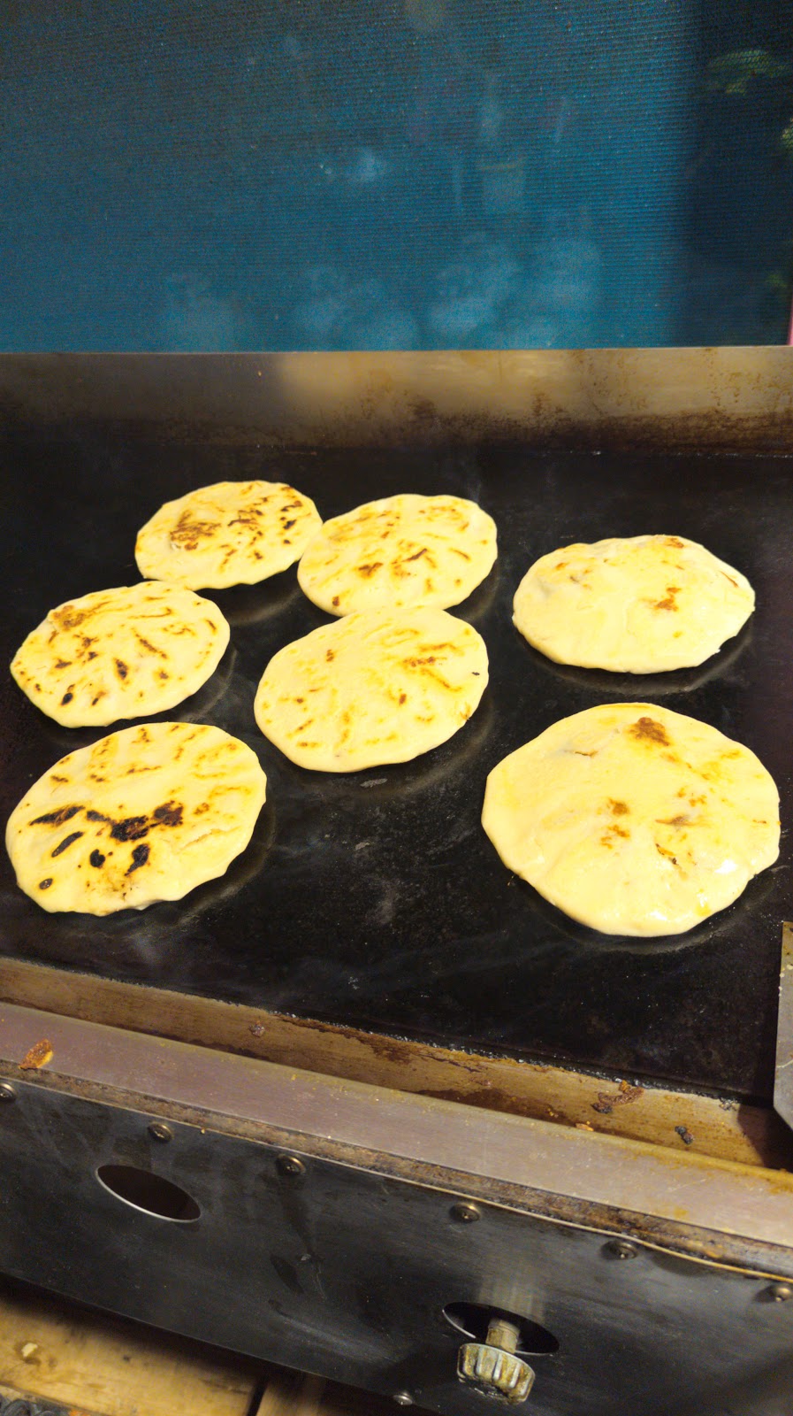 Dinoras Pupusa | restaurant | 14718 Merrill Ave, Fontana, CA 92335, USA | 9093464123 OR +1 909-346-4123