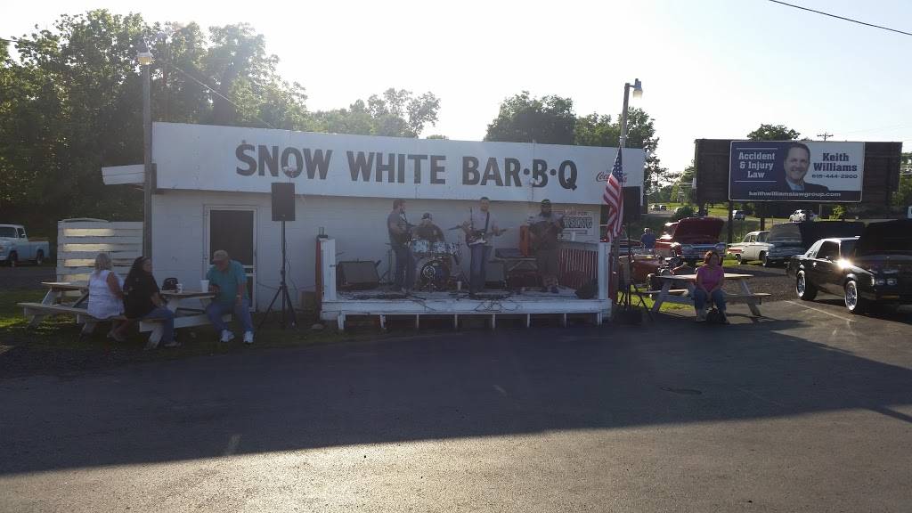 Snow White Drive in | restaurant | 1714 W Main St, Lebanon, TN 37087, USA | 6154434299 OR +1 615-443-4299