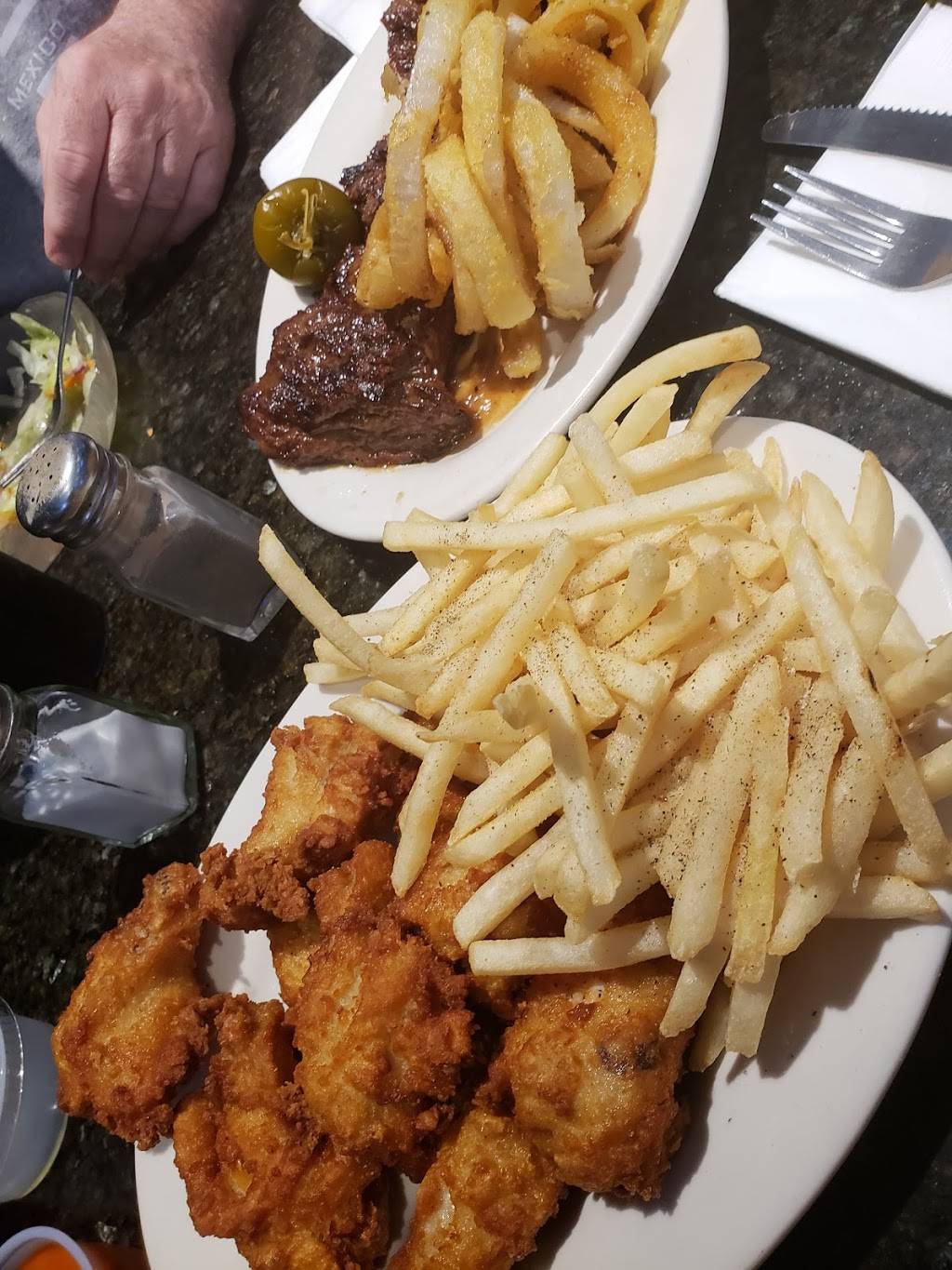 Champions Pub | restaurant | 114 Foster St, Peabody, MA 01960, USA | 9785317776 OR +1 978-531-7776