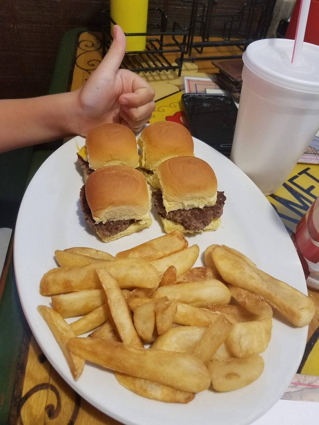 Lindburgers | restaurant | 9834 Glades Rd, Boca Raton, FL 33434, USA | 5612185557 OR +1 561-218-5557