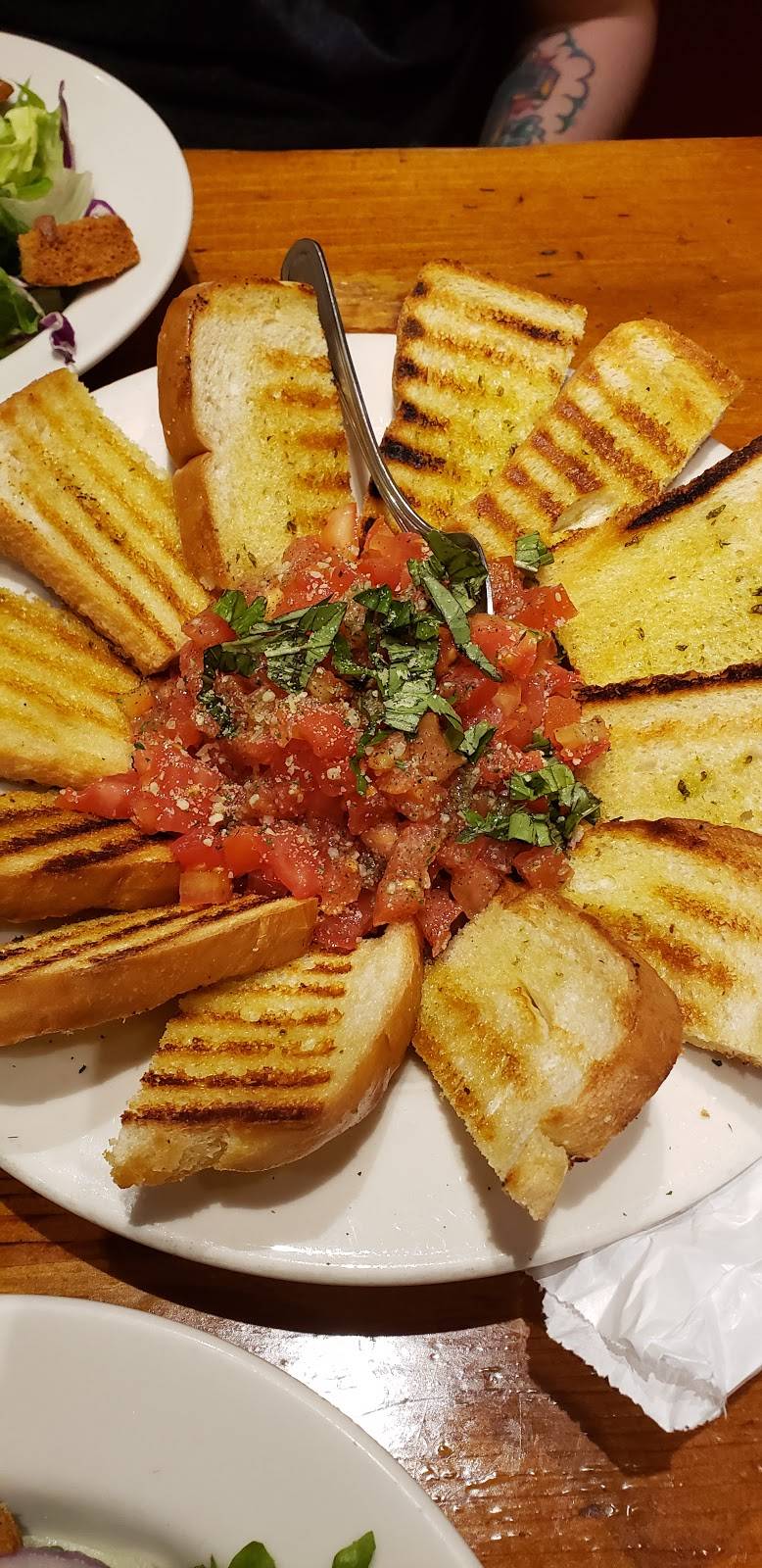 Johnny Carinos Italian | restaurant | 7900 S Walker Ave, Oklahoma City, OK 73139, USA | 4056324605 OR +1 405-632-4605