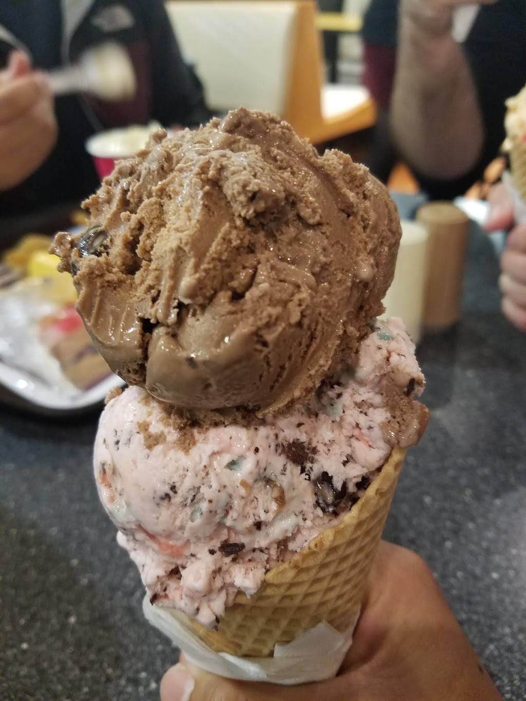 Braums Ice Cream & Burger Restaurant | restaurant | 7512 S May Ave, Oklahoma City, OK 73159, USA | 4056857522 OR +1 405-685-7522