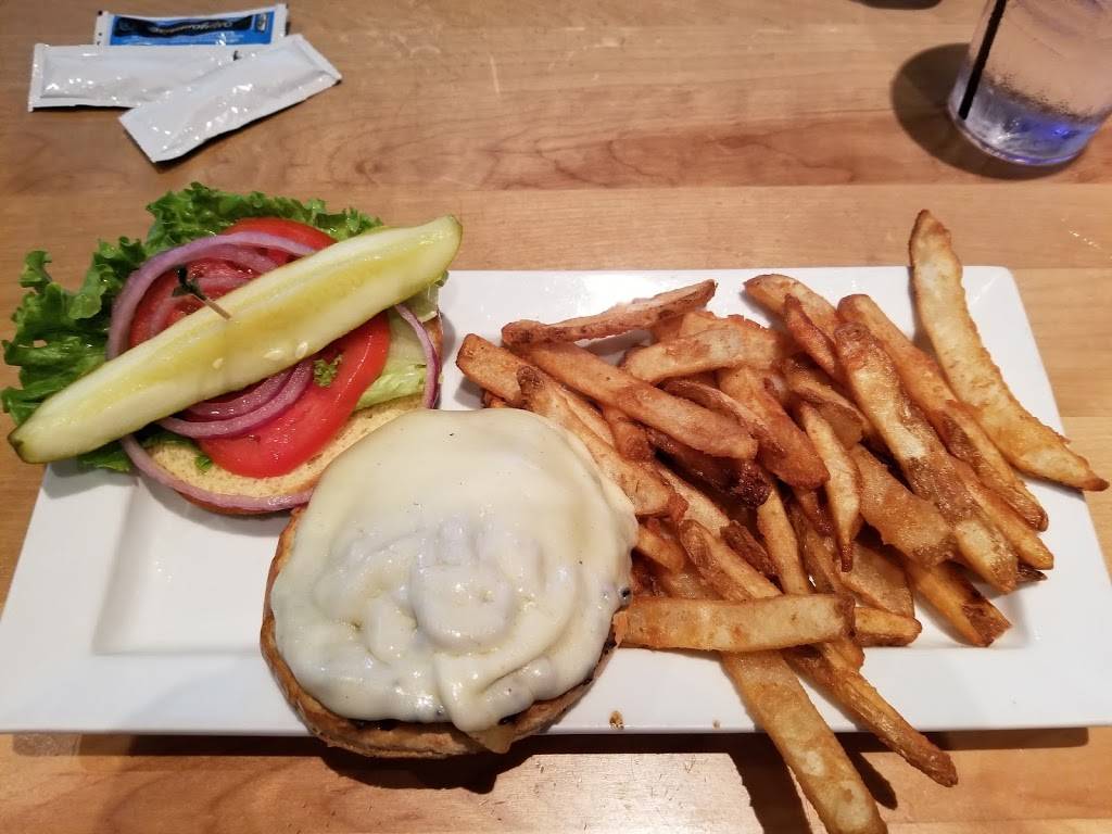 Sneakers Sports Grille | restaurant | 111 Beach Blvd, Jacksonville Beach, FL 32250, USA | 9044821000 OR +1 904-482-1000