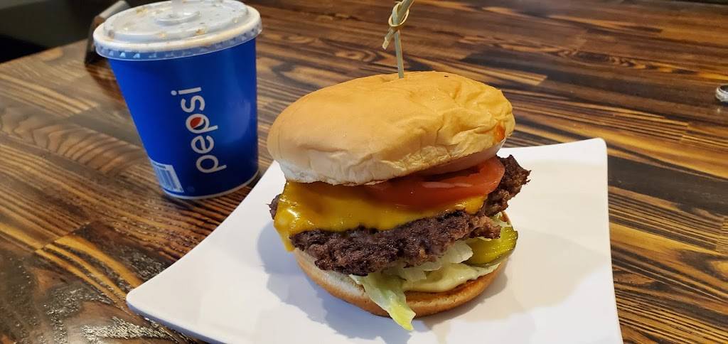 Grizzly Den | restaurant | 300 W Emerson Ave, Hoquiam, WA 98550, USA | 3605379840 OR +1 360-537-9840