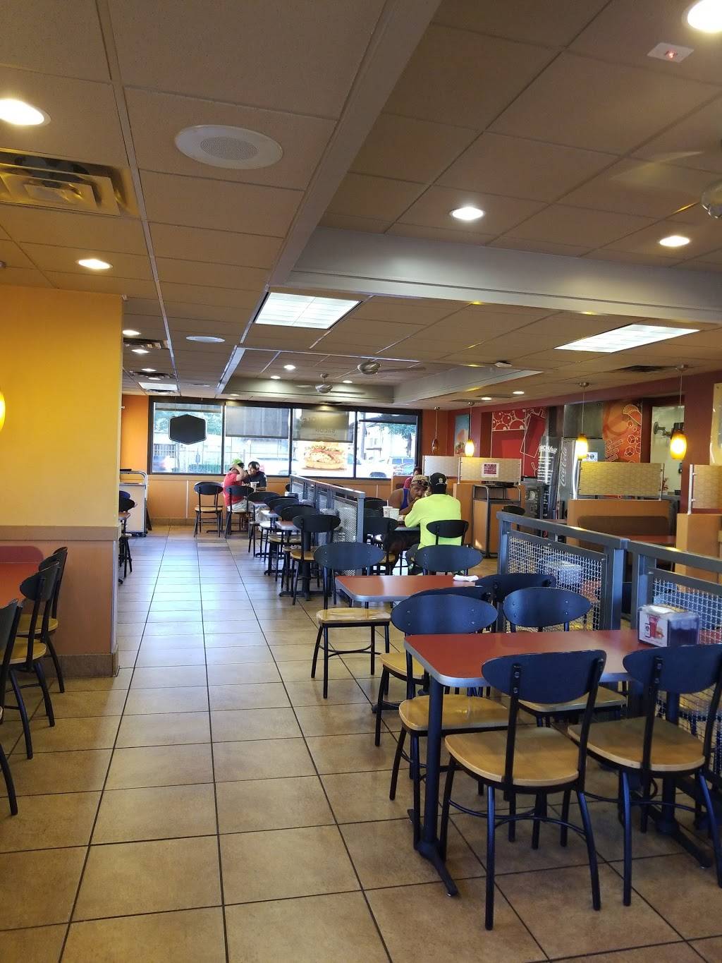 Jack in the Box | restaurant | 2720 W Northwest Hwy, Dallas, TX 75220, USA | 2143529049 OR +1 214-352-9049