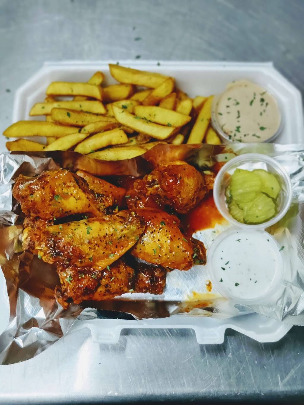 Cloud 9 Wings and More | restaurant | 6199 Griggs Rd, Houston, TX 77023, USA | 8329809464 OR +1 832-980-9464