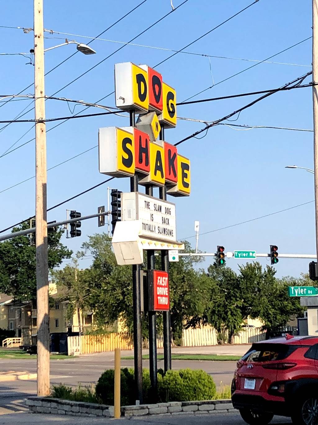 Dog-N-Shake | restaurant | 8800 W Maple St, Wichita, KS 67209, USA | 3167223971 OR +1 316-722-3971