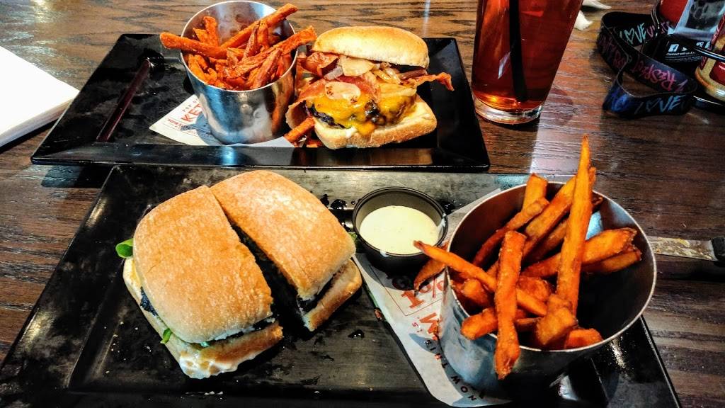 Red Robin Gourmet Burgers and Brews | restaurant | 719 N 10th St, Renton, WA 98057, USA | 4252710433 OR +1 425-271-0433