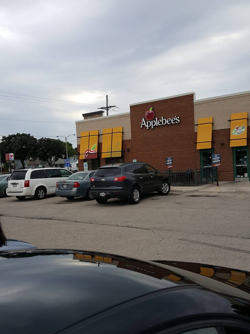 Applebees Grill + Bar | restaurant | 270 W Holt Ave, Milwaukee, WI 53207, USA | 4144890874 OR +1 414-489-0874
