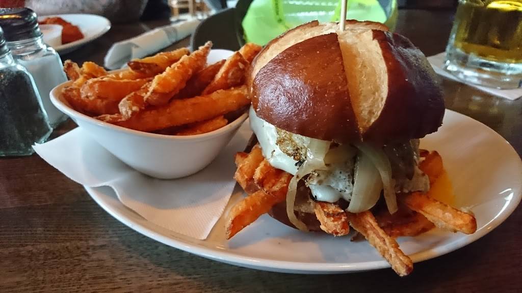 Bulldog Ale House | restaurant | 1480 Golf Rd, Rolling Meadows, IL 60008, USA | 8474271333 OR +1 847-427-1333