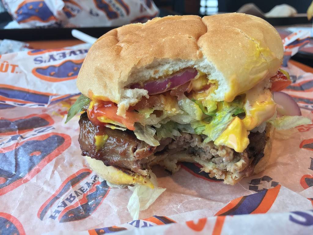 Harveys | restaurant | 847 Wonderland Rd S, London, ON N6K 4T2, Canada | 5194731200 OR +1 519-473-1200