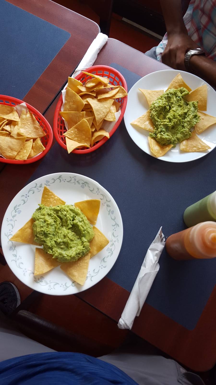 Lupitas Restaurant | restaurant | 704 Jersey Ave, Elizabeth, NJ 07202, USA | 9083557277 OR +1 908-355-7277