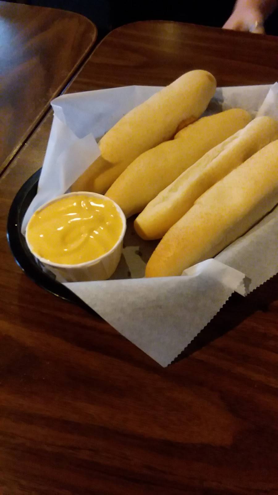 Pizza King | restaurant | 1713 Wayne St, Auburn, IN 46706, USA | 2609251135 OR +1 260-925-1135