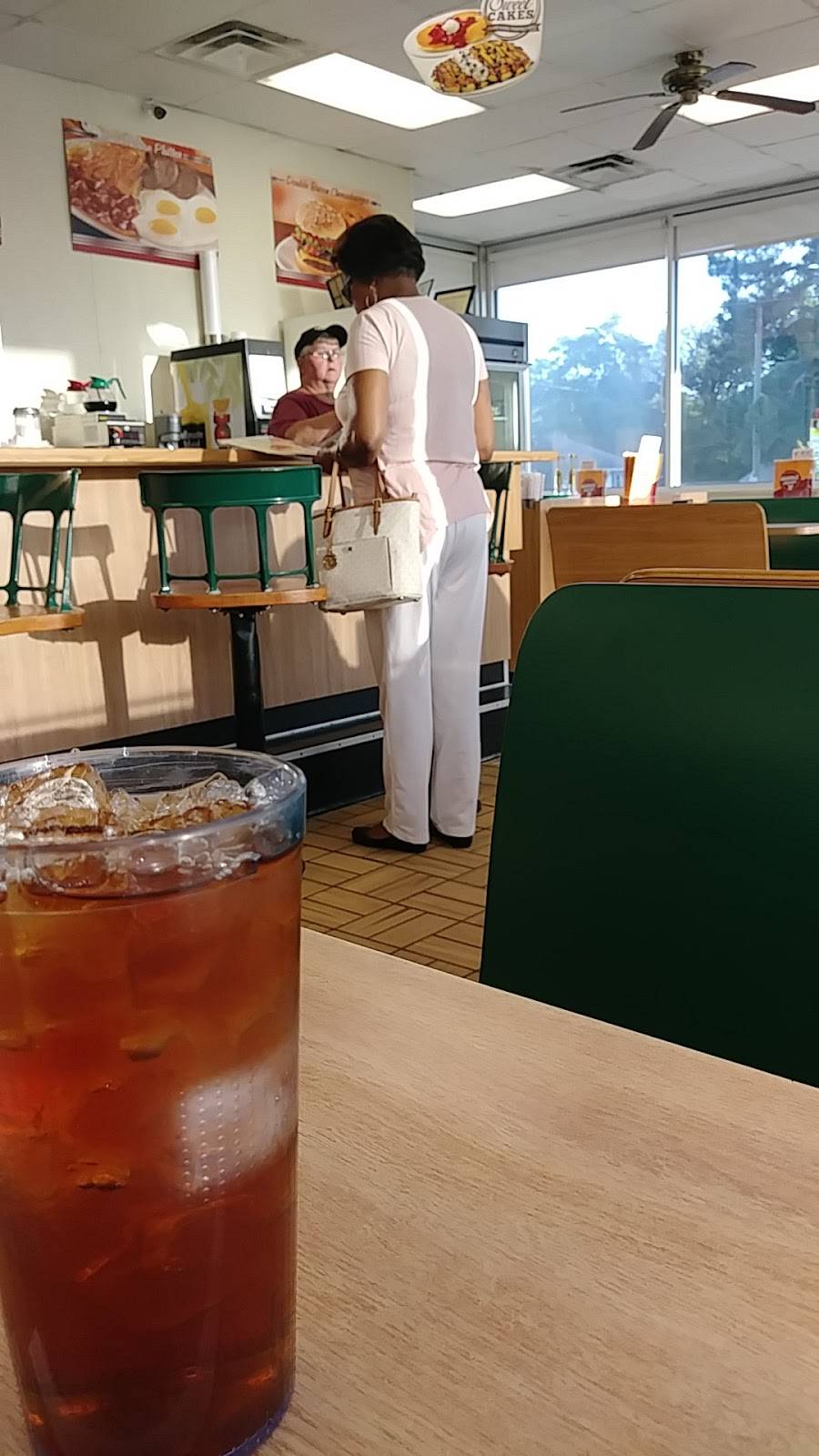 Huddle House | restaurant | 206 E Pine Ave, McBee, SC 29101, USA | 8433355376 OR +1 843-335-5376