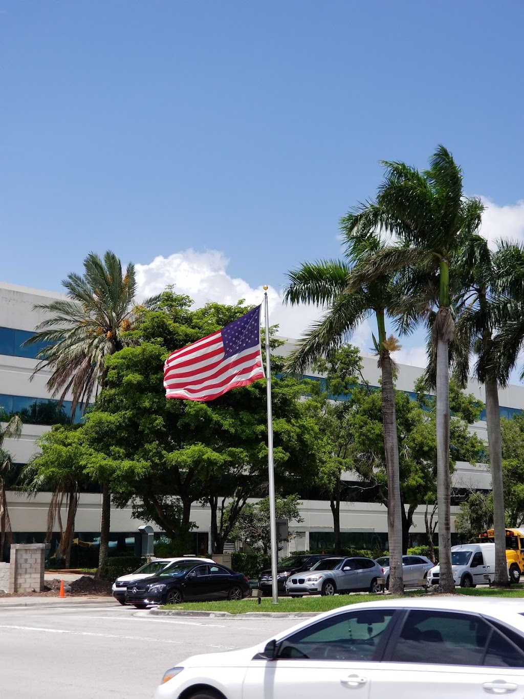 Starbucks | cafe | 10690 NW 19th St, Doral, FL 33172, USA | 3054683998 OR +1 305-468-3998