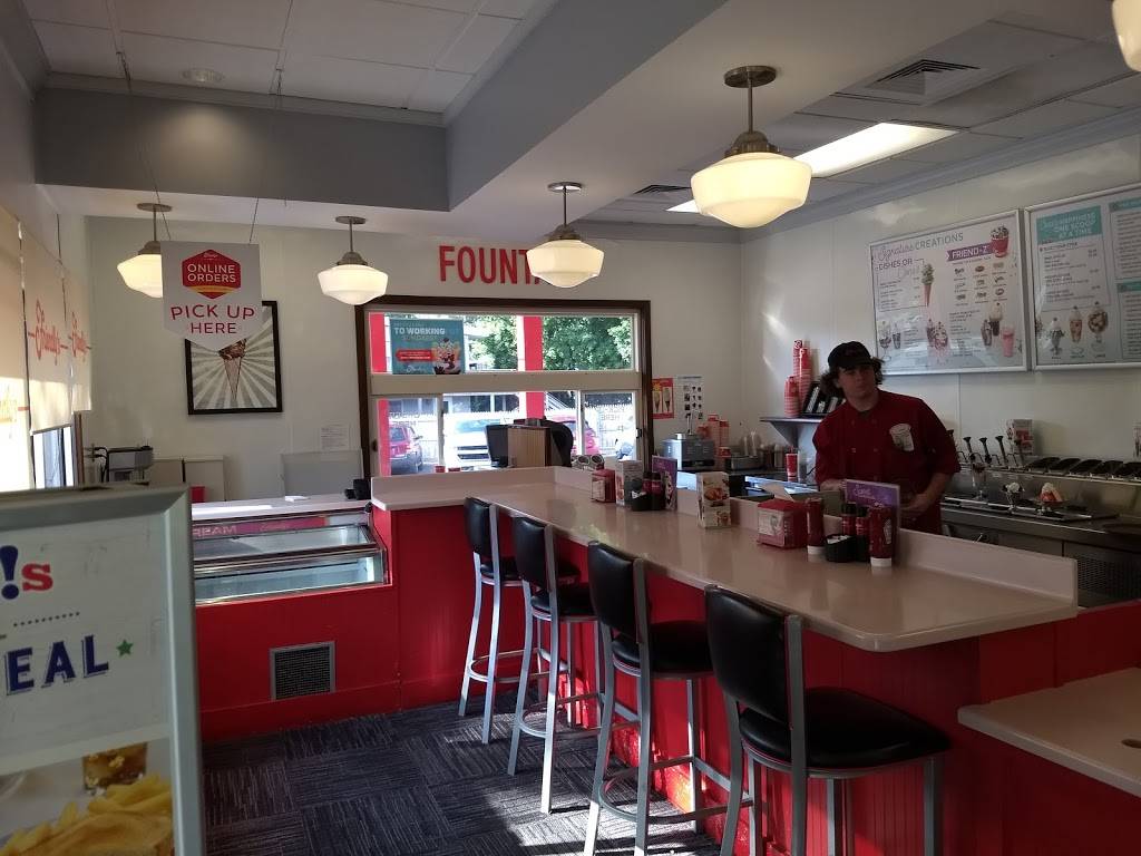 Friendlys | restaurant | 145 Housatonic St, Lee, MA 01238, USA | 4132433535 OR +1 413-243-3535