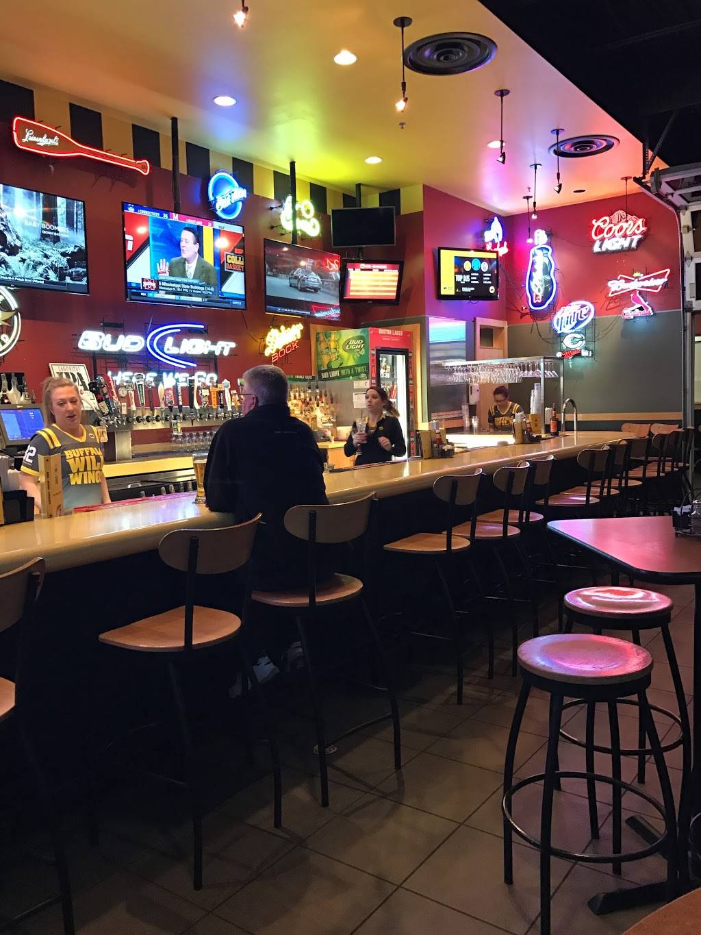 Buffalo Wild Wings | meal takeaway | 1724 E Jackson, Macomb, IL 61455, USA | 3098335707 OR +1 309-833-5707