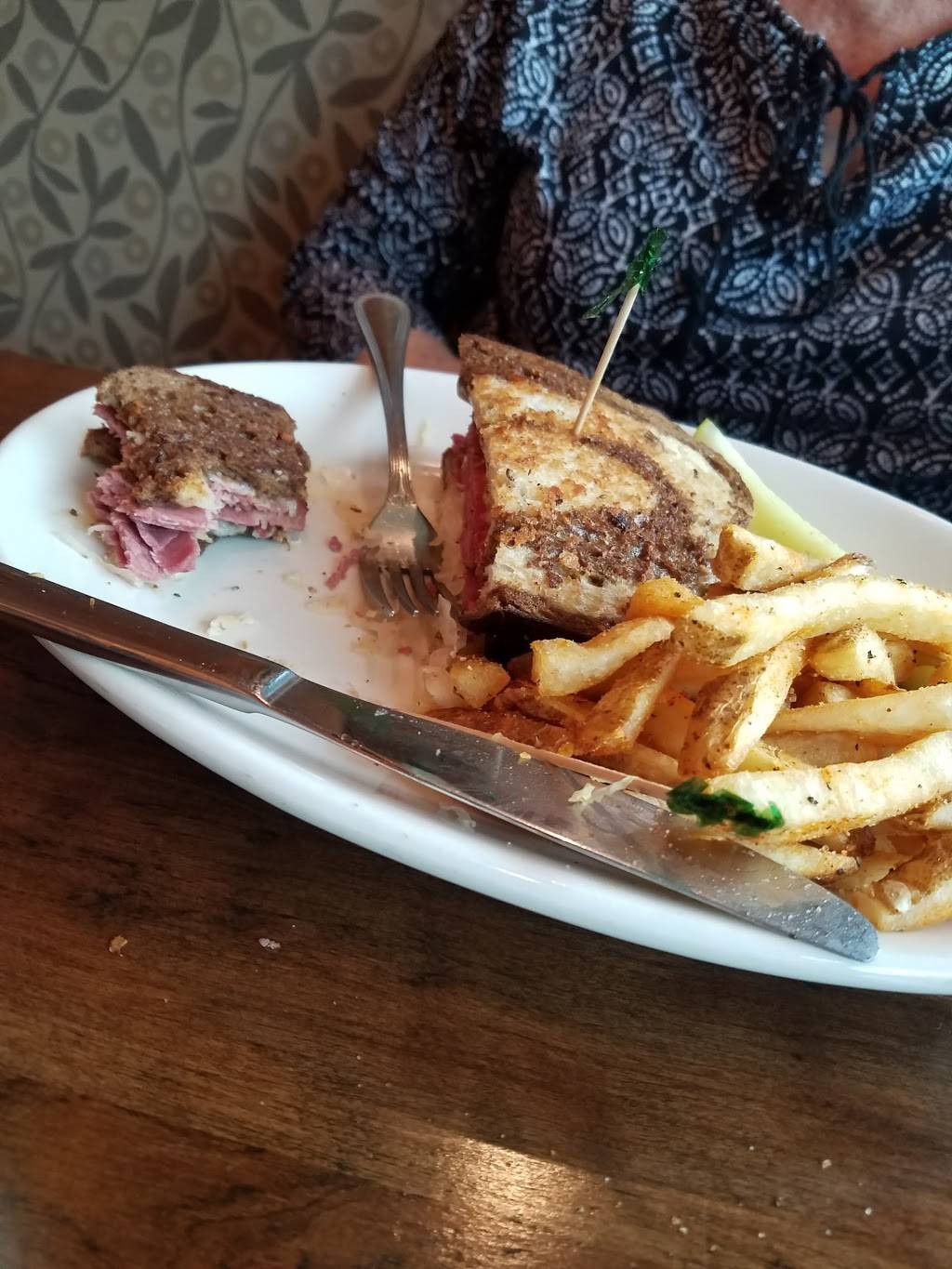 Henrys | restaurant | 2508 Independence Blvd, Wilmington, NC 28412, USA | 9107932929 OR +1 910-793-2929