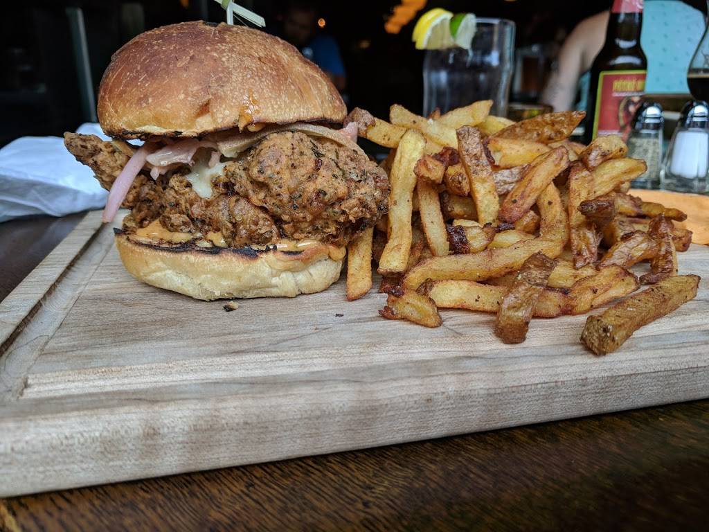 Le Trèfle | restaurant | 4718 Rue Wellington, Verdun, QC H4G 1X3, Canada | 5147623324 OR +1 514-762-3324