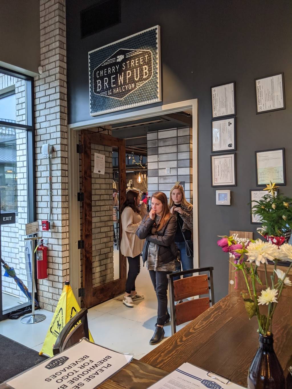 Cherry Street Brewpub at Halcyon | restaurant | 6640 Town Sq, Ste 510, Alpharetta, GA 30005, USA | 7706964929 OR +1 770-696-4929