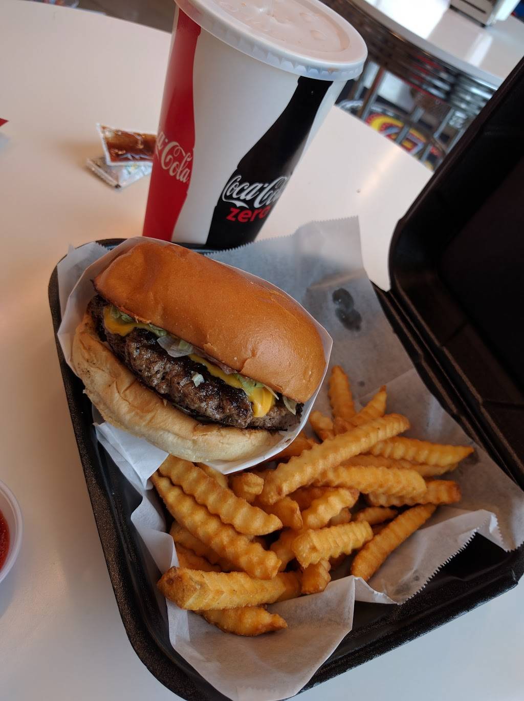 Retro Junction | restaurant | 7010 N Cedar Ave, Fresno, CA 93720, USA | 5593230167 OR +1 559-323-0167