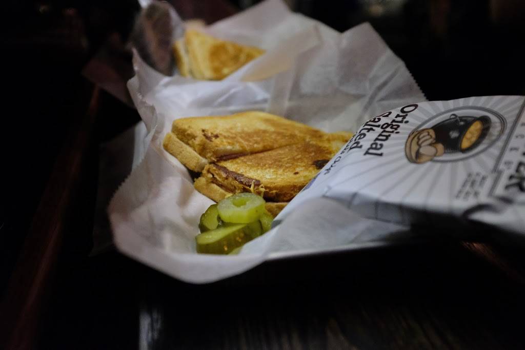 Tom & Joans | restaurant | 437 Graham Ave, Brooklyn, NY 11211, USA | 7183835336 OR +1 718-383-5336