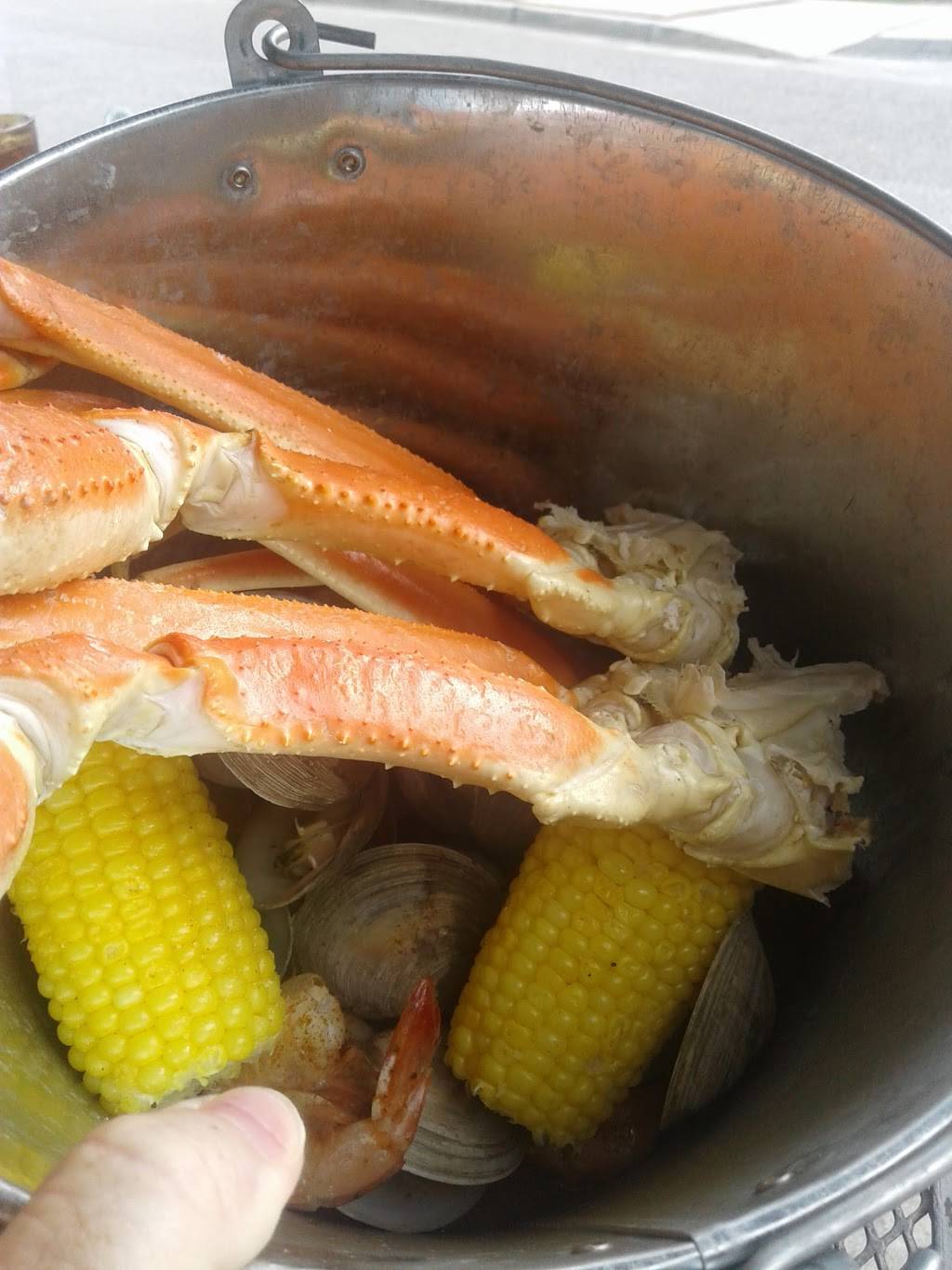 Shuckin Shack Oyster Bar | restaurant | 114 Central Ave, Summerville, SC 29483, USA | 8438792422 OR +1 843-879-2422