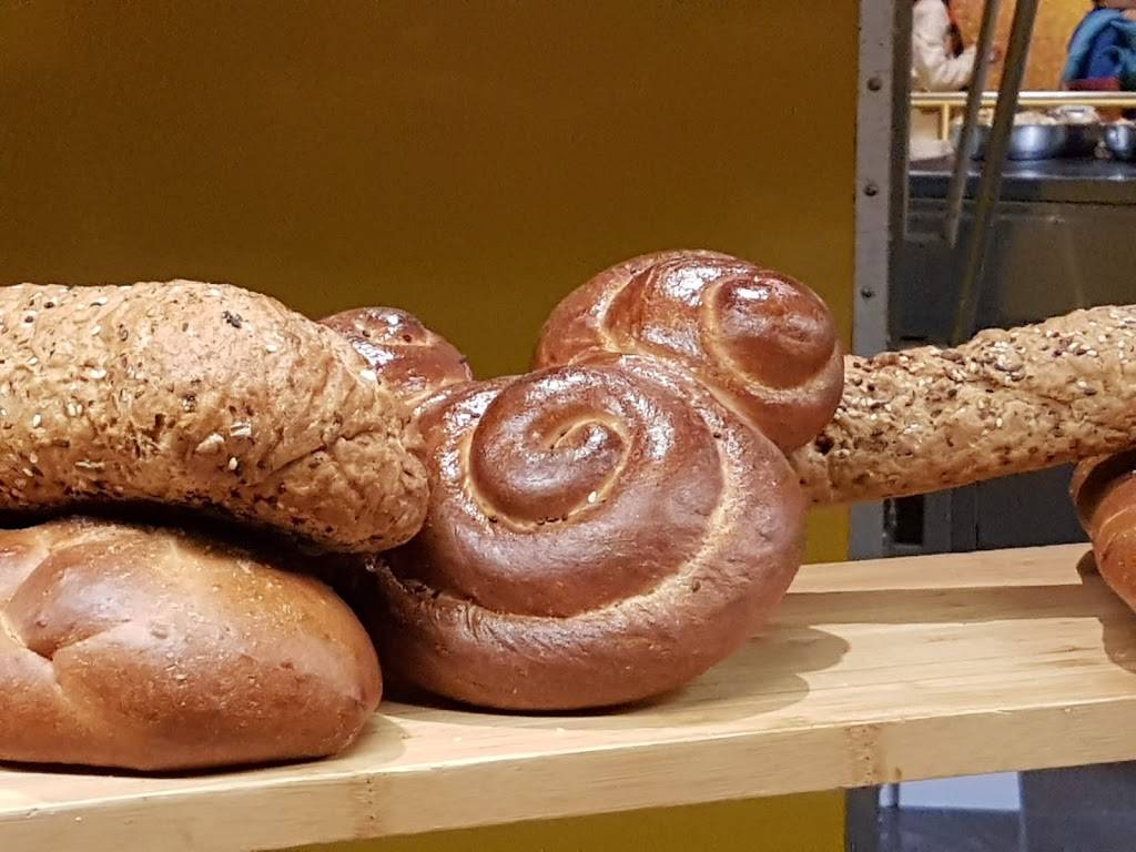 Chef Mickeys | restaurant | 4600 World Dr, Orlando, FL 32830, USA | 4079393463 OR +1 407-939-3463