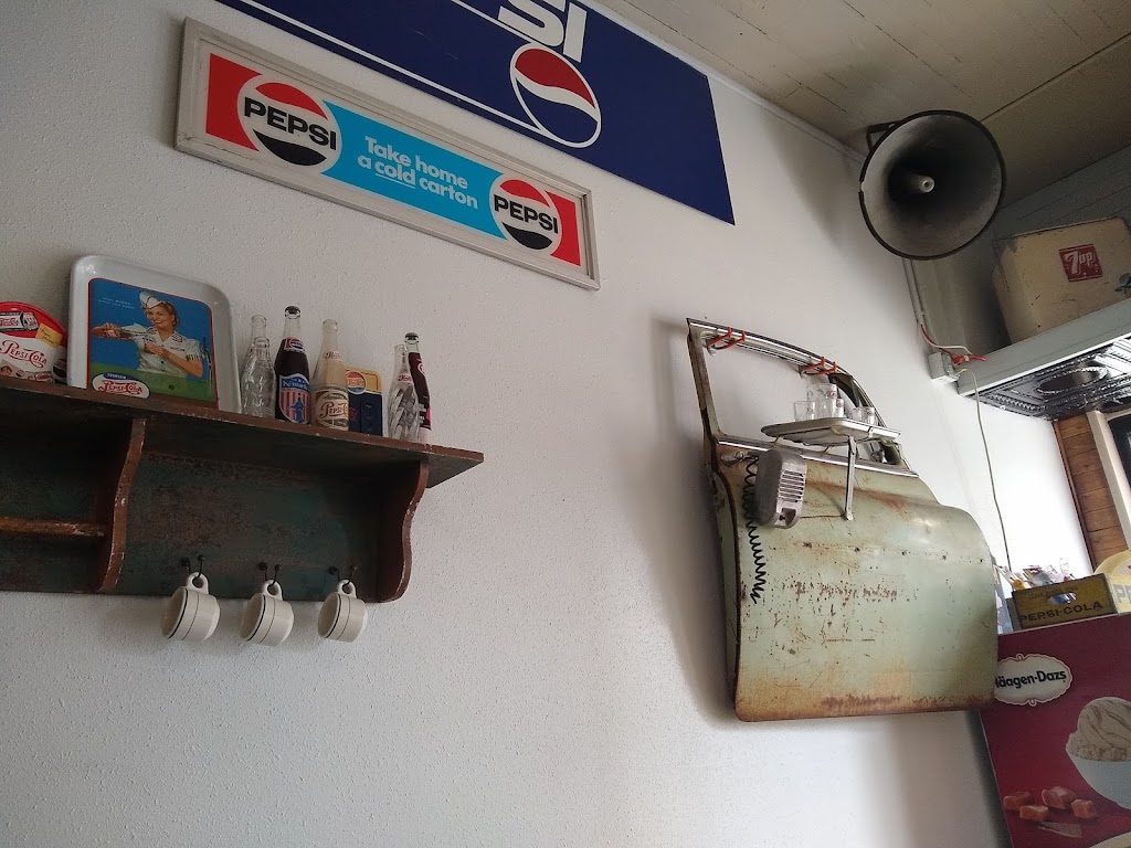 Chillo Ice Cream & Eats | restaurant | 542 2nd St, Traer, IA 50675, USA | 3194780014 OR +1 319-478-0014