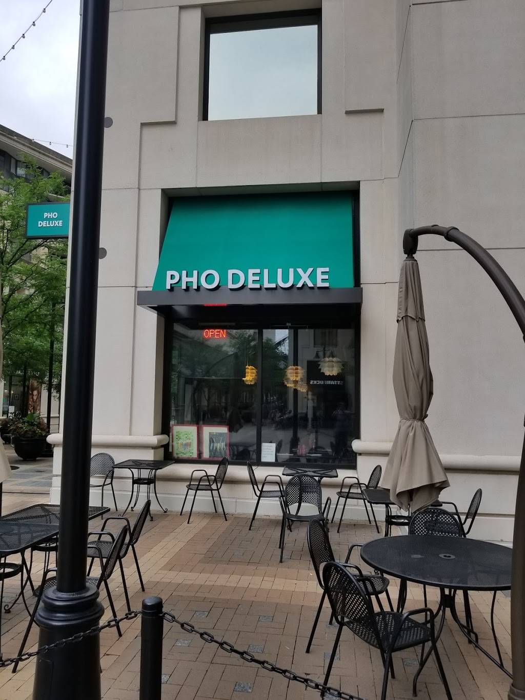 Pho Deluxe | restaurant | 2300 Clarendon Blvd, Arlington, VA 22201, USA | 5716392813 OR +1 571-639-2813