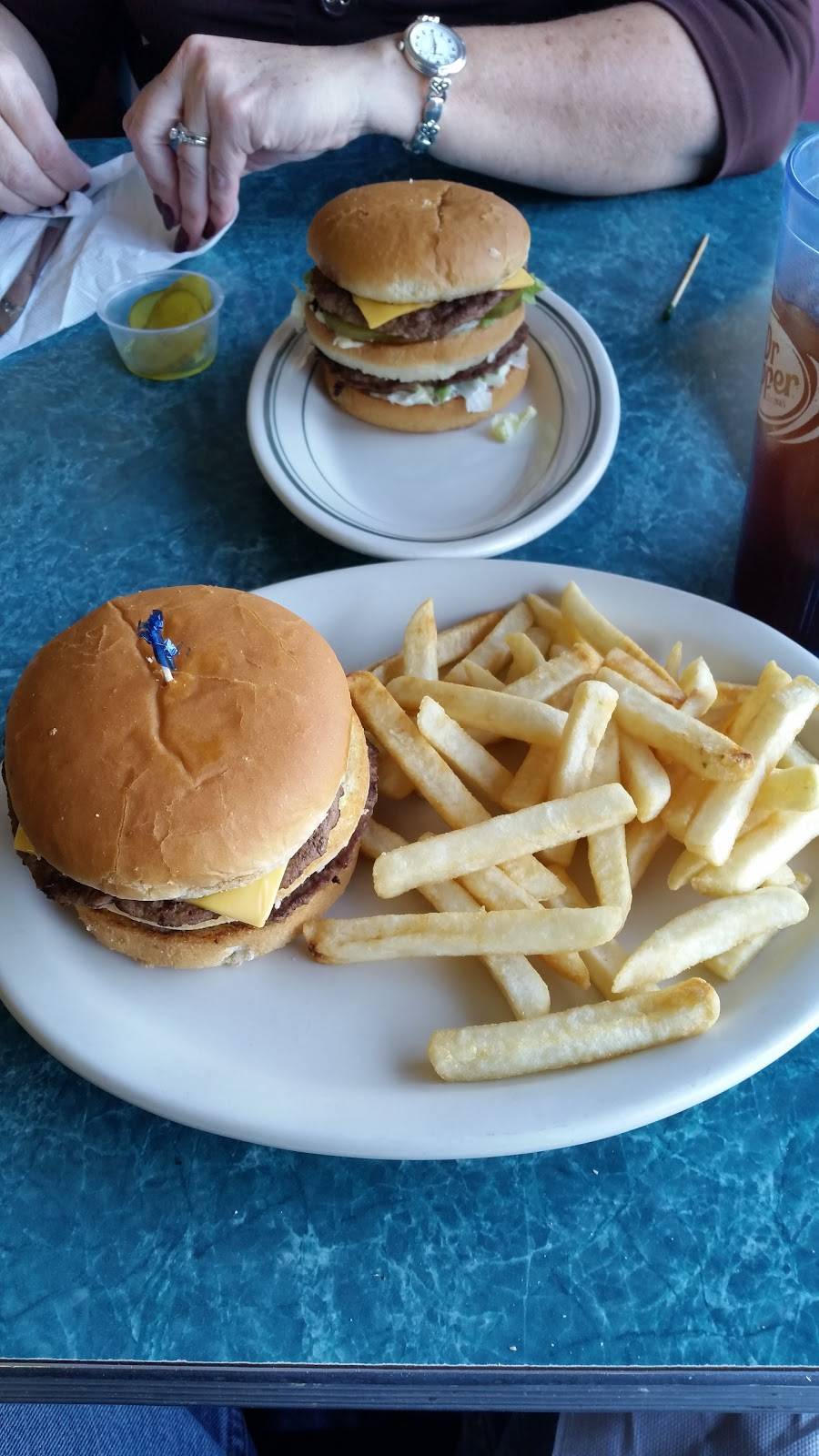 State Line Restaurant | restaurant | 55 US-50, Lawrenceburg, IN 47025, USA | 8125374558 OR +1 812-537-4558