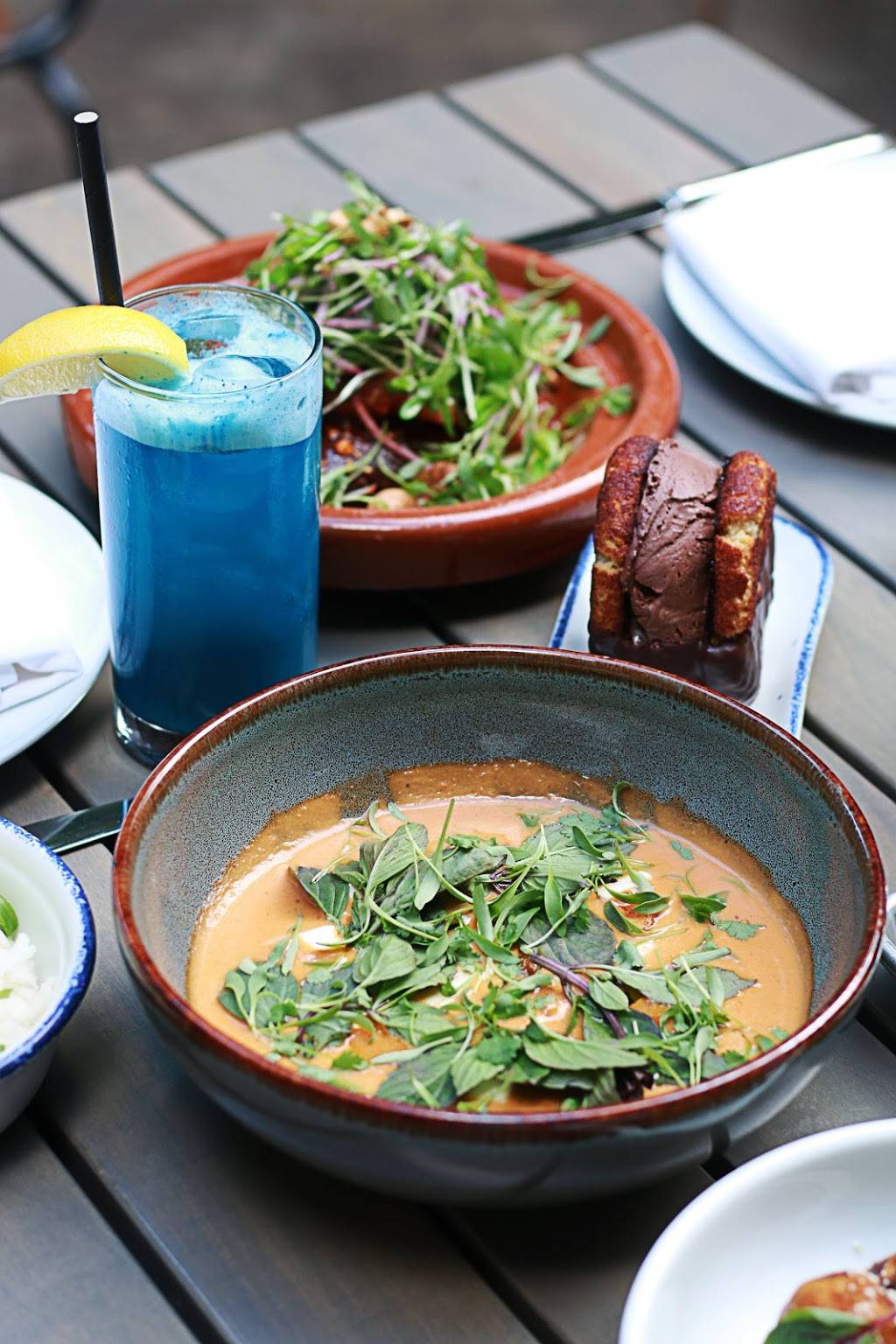 Nics On Beverly | restaurant | 8265 Beverly Blvd, Los Angeles, CA 90048, USA | 3237465130 OR +1 323-746-5130