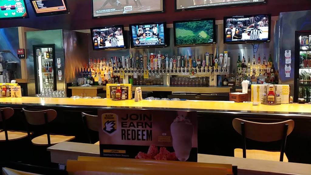 Buffalo Wild Wings | meal takeaway | 2601 South N Service Rd, Moore, OK 73160, USA | 4057949647 OR +1 405-794-9647